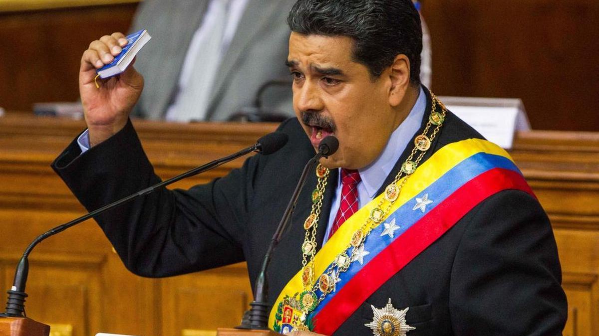 El presidente de Venezuela, Nicolás Maduro, habla durante una sesión de la Asamblea Nacional Constituyente (ANC) para presentar su balance de gestión anual el lunes 15 de enero de 2018, en Caracas (Venezuela).