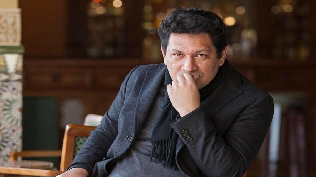 El escritor Jorge Galán en una cafetería de Granada durante su exilio español.