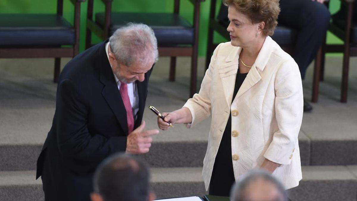 El ex presidente de Brasil, Luiz Inácio Lula da Silva, y la mandataria brasileña Dilma Rousseff, en el acto de juramentación de Lula como ministro del gobierno del país, el jueves.