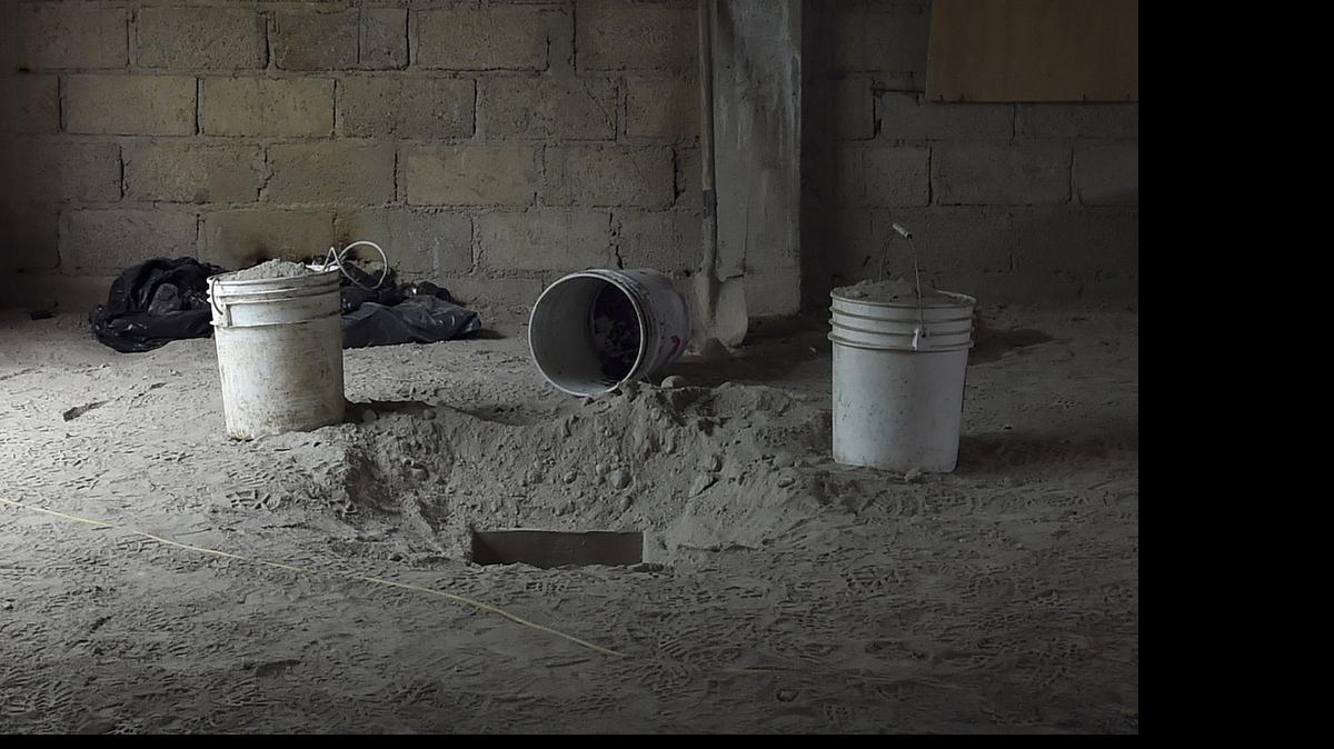 
Fotografía cedida hoy, lunes 13 de julio de 2015, por la Procuraduría General de la República (PG) que muestra la salida del túnel por donde se fugo el narcotraficante Joaquín "El Chapo" Guzmán, jefe del cartel de Sinaloa, al interior de una casa ubicada en las inmediaciones del penal de alta seguridad del Antiplano I, ubicado en Almoloya de Juárez, en el Estado de México.
