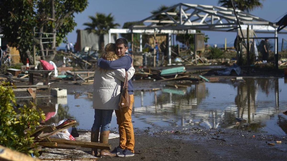 
La gente en Concón, Chile, llora ante la destrucción causada por el tsunami que generó el terremoto de magnitud 8.3, que sacudió al país sureño el miércoles.
