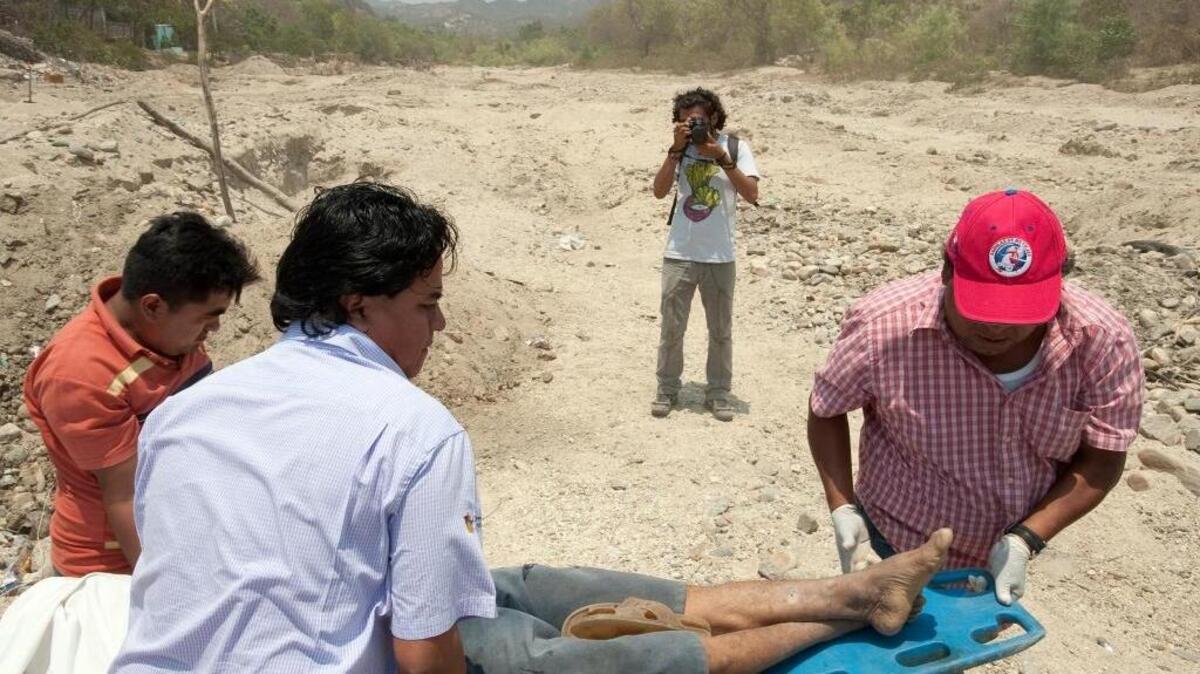 Periodistas del diario ‘El Sur’, de Acapulco, toman precauciones para que no se les vea el rostro debido a las amenazas que reciben por cubrir un homicidio múltiple .