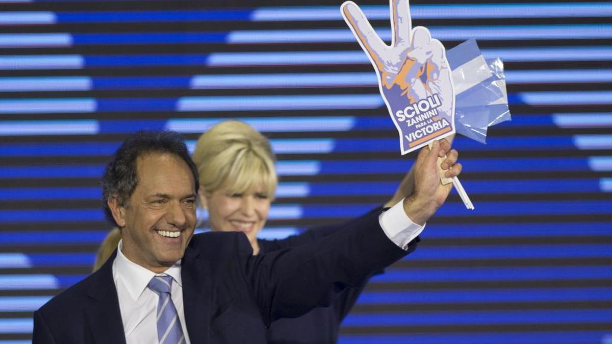 
El gobernador de la provincia de Buenos Aires y candidato presidencial Daniel Scioli acompañado de su esposa, Karina Rabolini.
