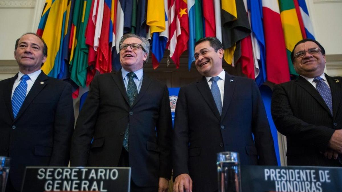 El secretario general de la OEA, Luis Almagro (2 izq.), y el presidente de Honduras, Juan Orlando Hernández (2 der.), durante la firma del convenio de la Misión de Apoyo Contra la Corrupción y la Impunidad en Honduras (Maccih) en Washington, el martes