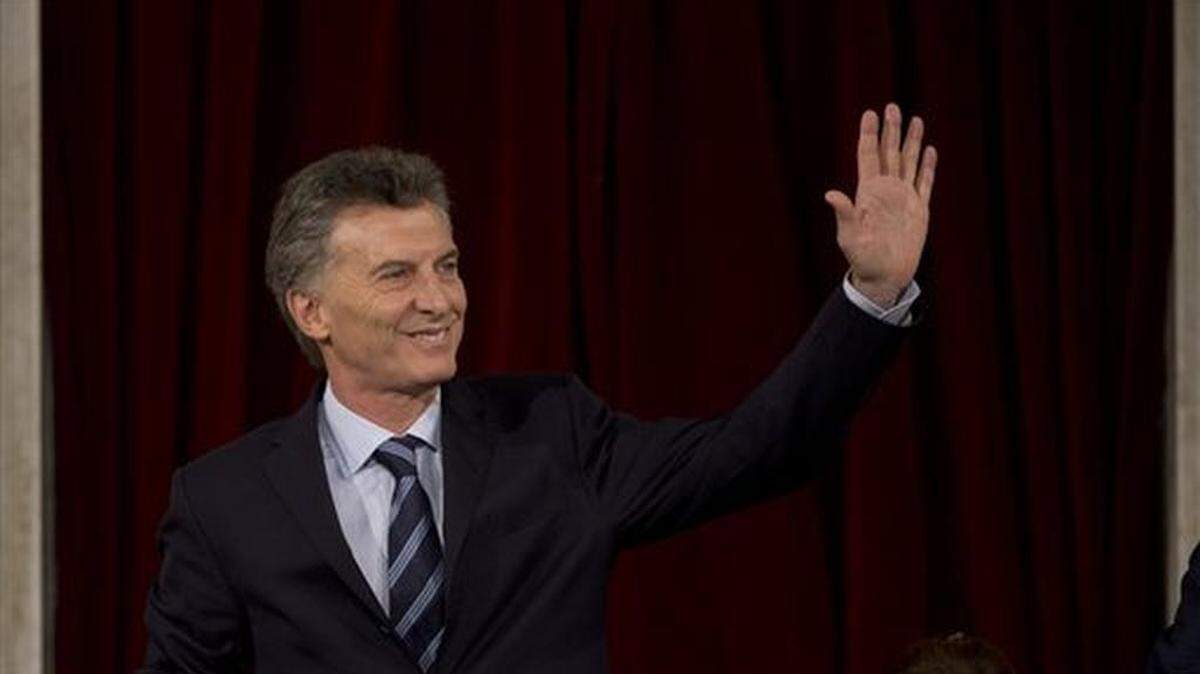 El presidente argentino Mauricio Macri saluda a miembros del Congreso, el martes 1 de marzo en Buenos Aires, Argentina.