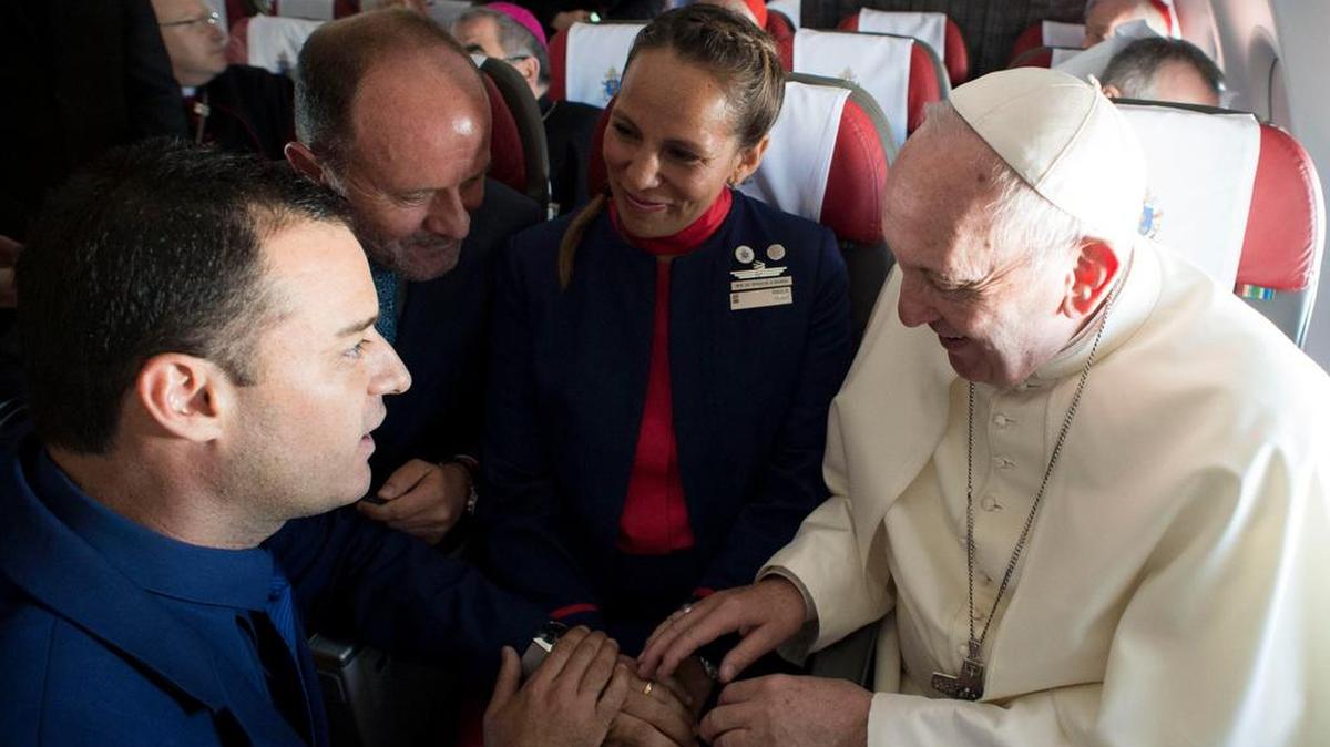 El papa Francisco celebra el matrimonio de los tripulantes Carlos Ciuffardi y Paula Podest Ruiz frente al testigo Ignacio Cueto, durante el vuelo que lleva al Pontífice hacia Iquique, Chile.