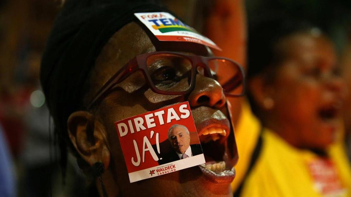Manifestantes protestan contra el presidente de Brasil, Michel Temer el jueves 18 de mayo de 2017, en la avenida Río Branco, la calle céntrica de Río de Janeiro (Brasil).
