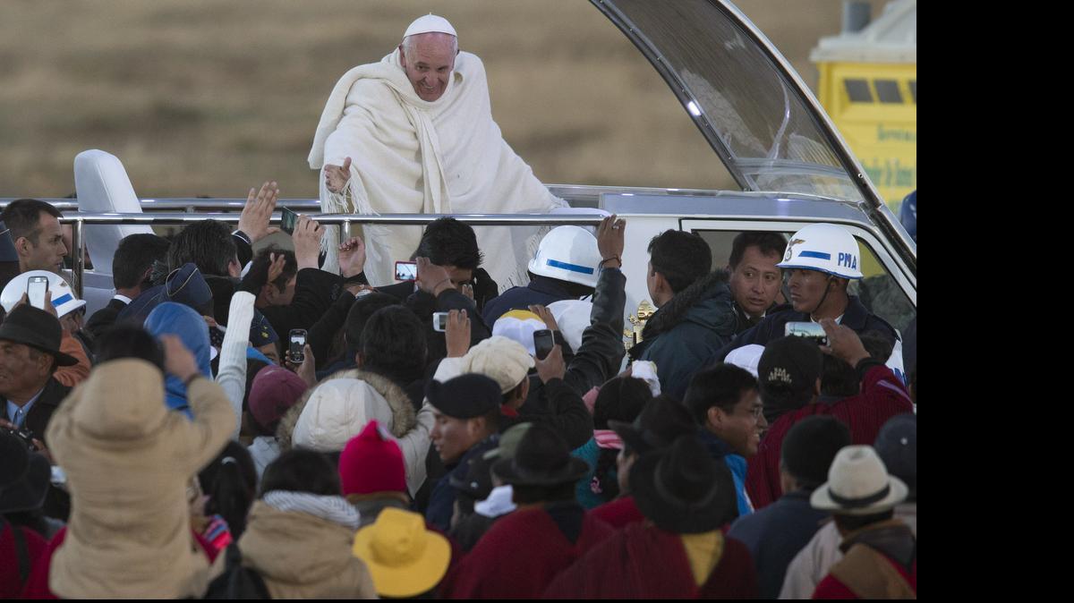 
El papa Francisco saluda desde un vehículo a las personas que fueron a verle en El Alto el miércoles.


