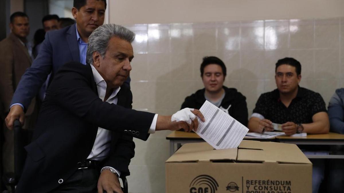 El presidente ecuatoriano Lenin Moreno deposita su voto en la consulta popular del domingo 4 de febrero del 2018, en Quito.