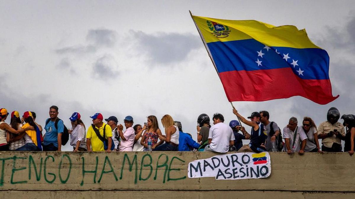 Manifestantes participan del denominado “Gran plantón nacional” convocado por la oposición el lunes 15 de mayo de 2017, en Caracas, Venezuela.