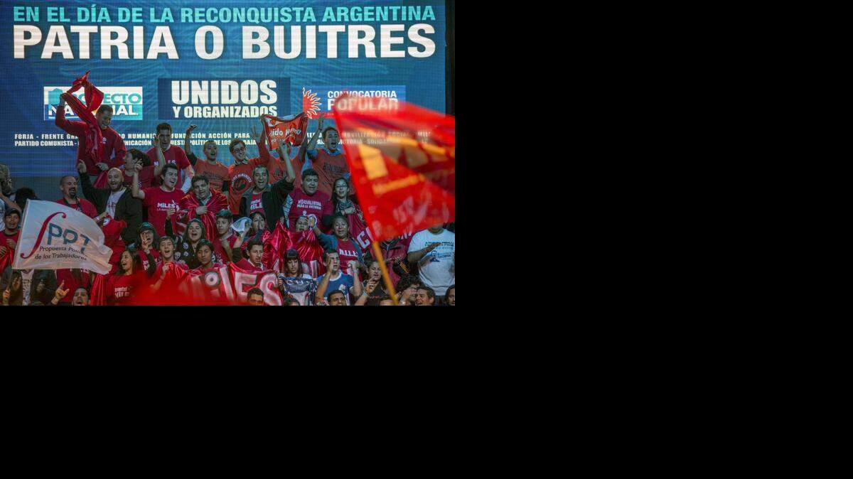 
Argentinos participan en una manifestación contra los llamados ‘fondos buitres’, organizada por grupos políticos afines al gobierno de Cristina Fernández, en Buenos Aires en agosto pasado.
