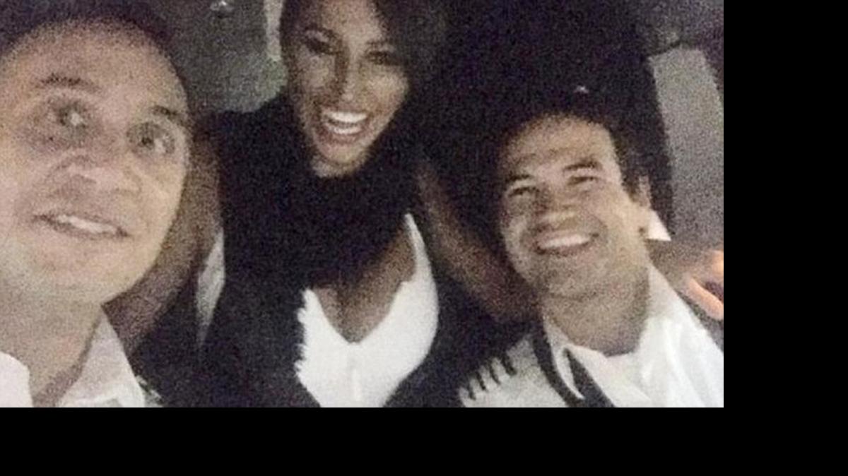 
La modelo y bailarina argentina Victoria Xipolitakis con los pilotos Patricio Zocchi y Federico Soaje durante un vuelo entre Buenos Aires y Rosario en el que iban abordo unas 100 personas.

