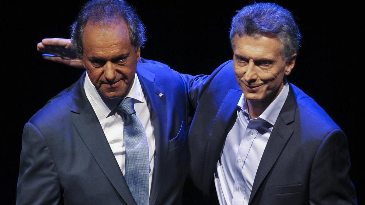 El candidato presidencial del Frente para la Victoria, Daniel Scioli (i), y el opositor Mauricio Macri (d), de la alianza Cambiemos, participan en un debate electoral televisado hoy, domingo 15 de noviembre de 2015, en la Facultad de Derecho de la Universidad de Buenos Aires (UBA), en Buenos Aires (Argentina).