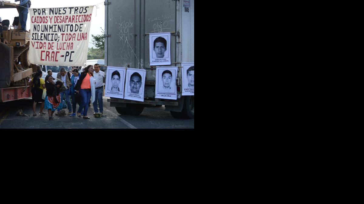 
Un grupo de maestros y de autodefensas bloquearon el martes el municipio mexicano de Tixtla para exigir que aparezcan con vida los 43 estudiantes de desaparecidos hace casi un mes. 
