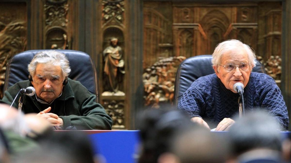 El intelectual estadounidense Noam Chomsky (d) y el expresidente uruguayo José Mujica (i) participan en la conferencia "Los desafíos para construir democracias solidarias", el lunes 17 de julio de 2017, en Montevideo (Uruguay).