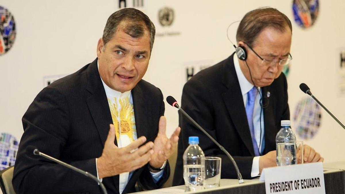 El secretario general de la ONU, Ban Ki-moon (der.), junto al presidente de Ecuador, Rafael Correa, el lunes en la Conferencia Habitat III en Quito.