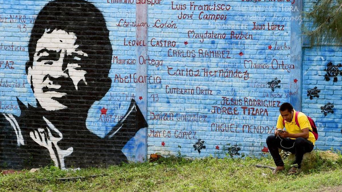 Un estudiantes dentro del complejo educacional Raúl Isidro Burgos, en Ayotzinapa, estado Guerrero, México, el 21 de septiembre del 2016.