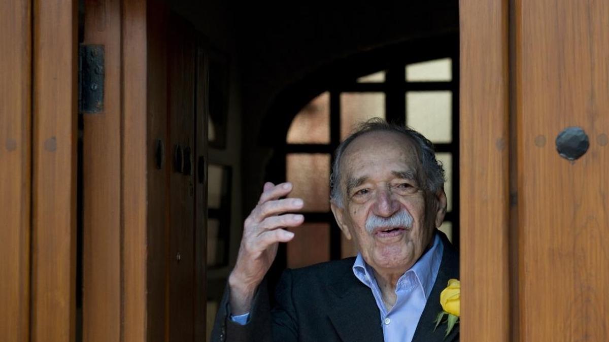 
Gabriel García Márquez, periodista y Premio Nobel de Literatura, saluda desde la puerta de su residencia en Ciudad de México, en marzo del 2014.  
