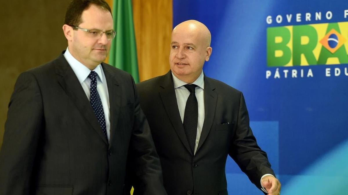 El nuevo ministro de Hacienda de Brasil, Nelson Barbosa (izq.) arriba el viernes a una conferencia de prensa en el Palacio de Planalto, en Brasilia. Barbosa sustituye en el cargo a Joaquim Levy.
