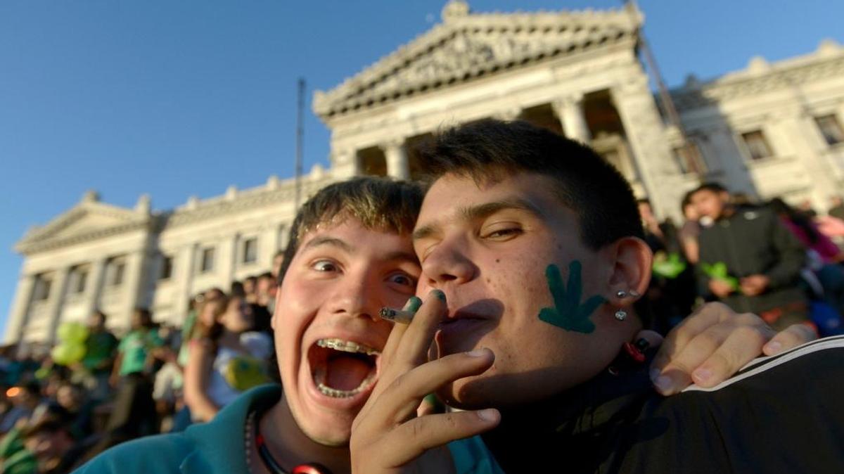 Un activista fuma un cigarrillo de marihuana mientras posa para fotos ante el Congreso en Montevideo, Uruguay, el martes 10 de diciembre de 2013. Foto de archivo.