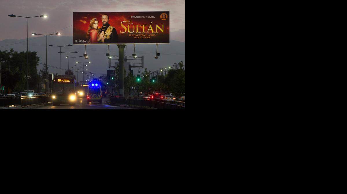 
Una valla promociona la telenovela turca ‘El Sultán’ a medidados de diciembre, en Santiago de Chile.
