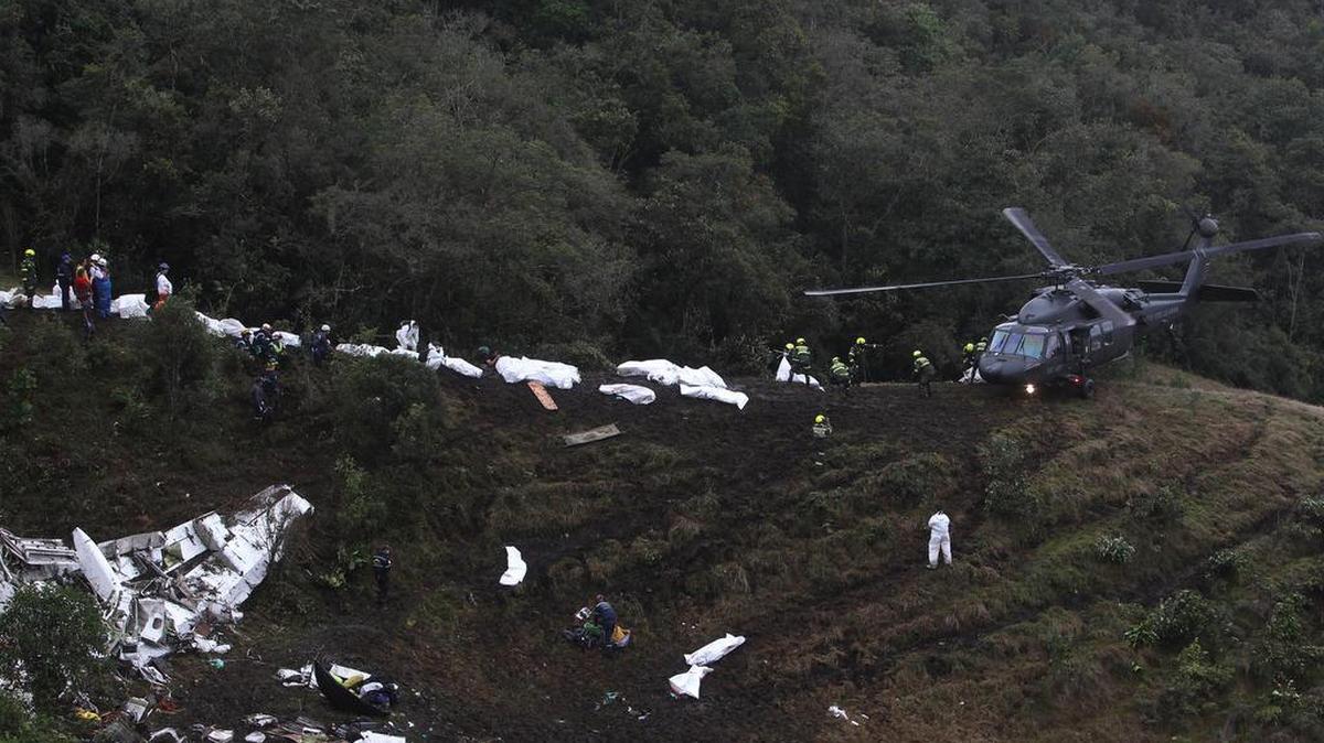 Fotografía de archivo del 29 de noviembre de 2016, de los miembros de los organismos de rescate, que llegan al lugar donde un avión de la aerolínea boliviana LaMia, sufrió un accidente mientras transportaba a los jugadores del equipo brasileño Chapecoense, en La Unión, departamento de Antioquia (Colombia).