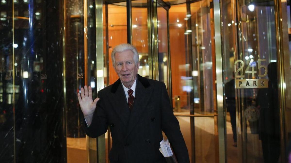El mediador Daniel Pollack saluda a su salida el viernes, al termino de una nueva ronda de conversaciones entre Argentina y varios fondos de inversión sobre el litigio de una deuda en cese de pagos.