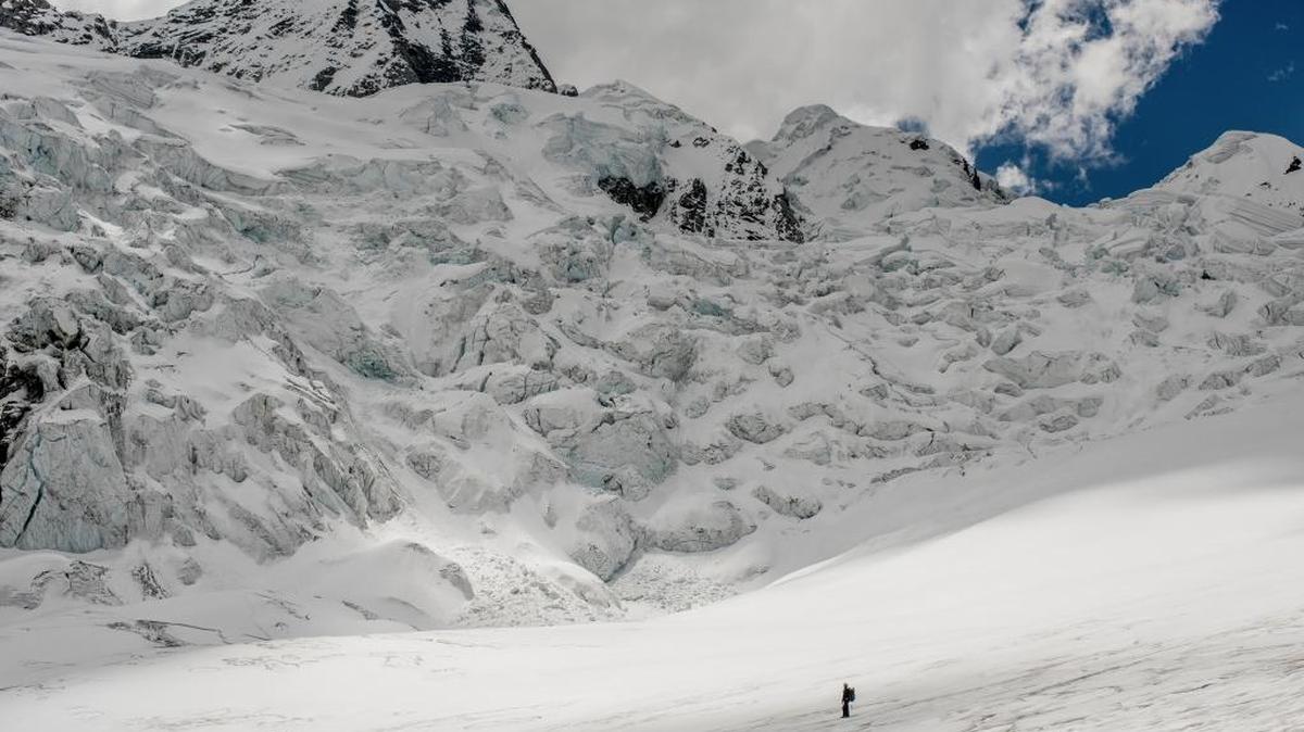 Américo González Caldua se detiene sobre el glaciar Gueshgue que está en la Cordillera Blanca de Perú.