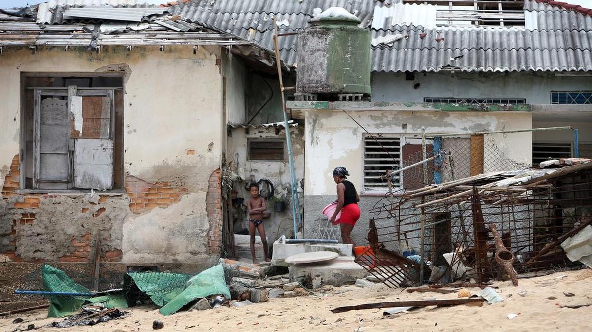 Residentes del pueblo Jaimanitas, Cuba, tratan de limpiar su casa que fue dañada por el huracán Irma, el 28 de septiembre de 2017.
