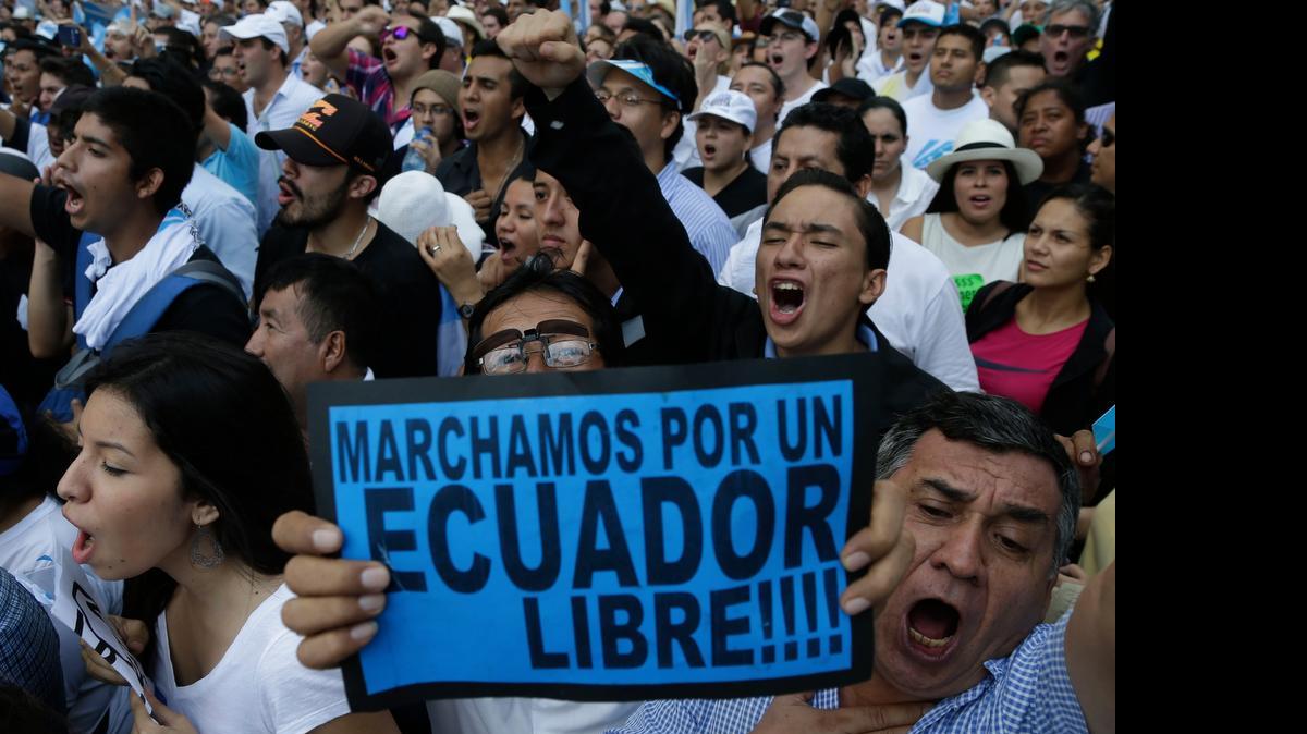 
Ecuatorianos participan en junio en una manifestación antigubernamental en Guayaquil, Ecuador, convocada por el alcalde de esa ciudad, Jaime Nebot.
