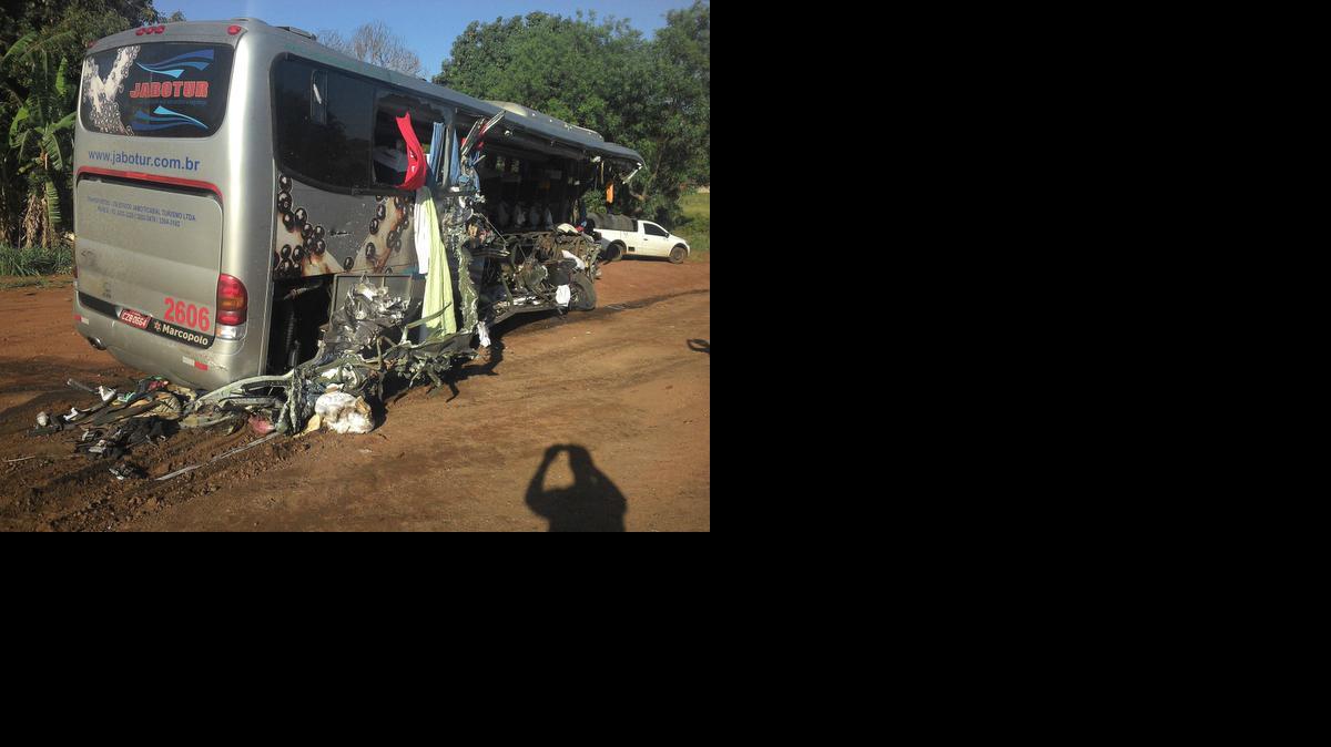 
Fotografía cedida el martes del accidente entre un autobús escolar y un camión cisterna, que causó al menos 10 muertos, entre ellos seis adolescentes, y dejó 16 heridos graves en el estado brasileño de Sao Paulo. 
