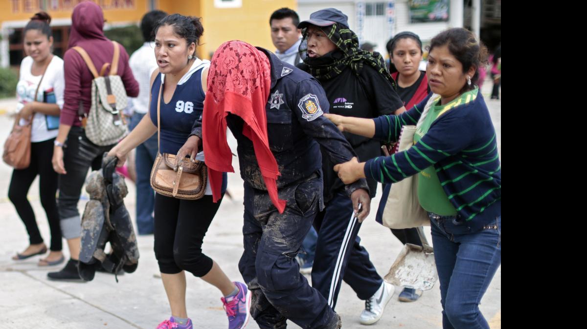 
Un policía es detenido por mujeres del Movimiento Popular Guerrerense (MPG) durante confrontaciones en Tlapa, Guerrero, México.
