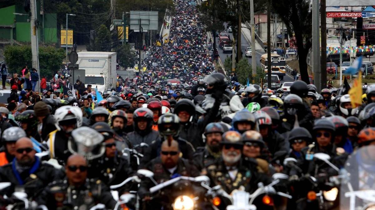 Motociclistas de Centroamérica, México, Ecuador, Colombia, Bolivia y Estados Unidos participan el sábado en la edición 55 de la Caravana del Zorro, una de las más grandes del mundo, para pedir al Cristo Negro de Esquipulas por la paz de Guatemala.