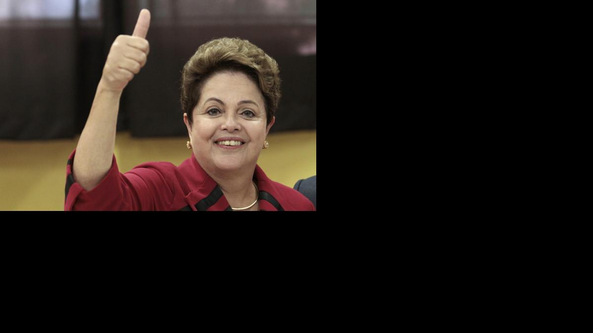 
La presidenta brasileña y candidata a la reelección por el Partido de los Trabajadores (PT), Dilma Rousseff, en el momento de emitir su voto hoy en la escuela pública Santos Dumont, en el barrio de Assunção de Porto Alegre, donde reconoció que trabaja con la idea de que los comicios que se celebran hoy se definirán en una segunda vuelta.

