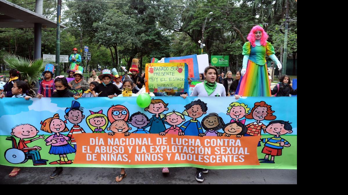 
Niños y niñas de Paraguay participan el sábado en una manifestación para el gobierno garantice sus derechos. 
