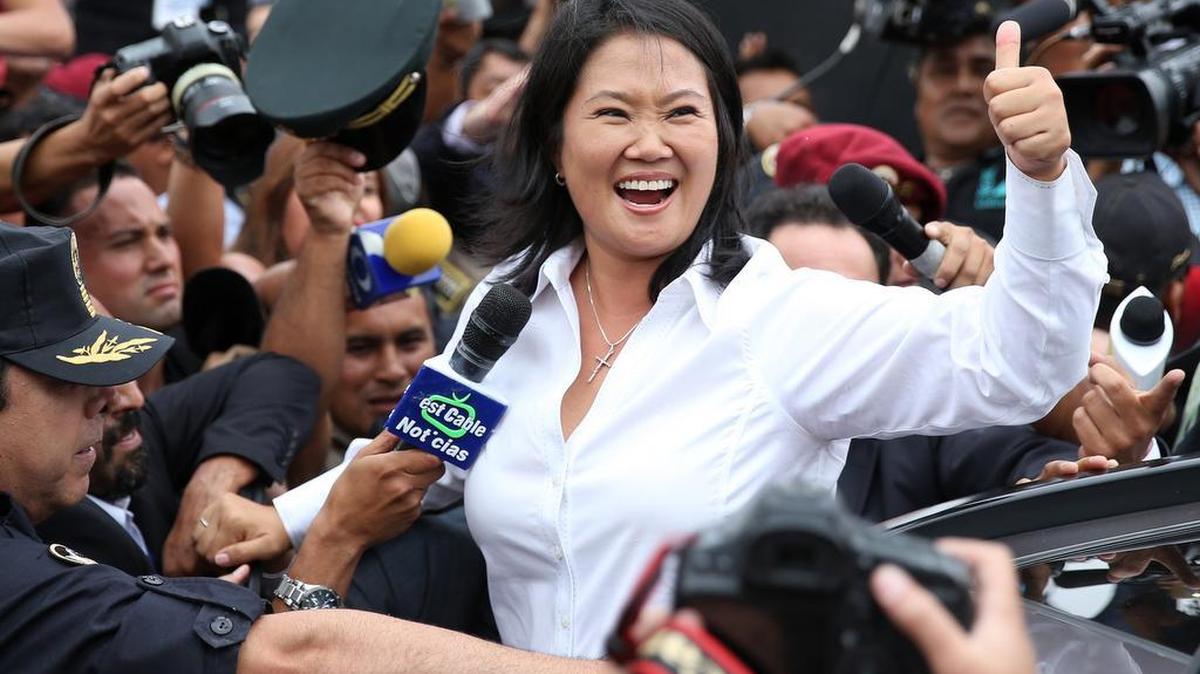 La candidata presidencial peruana por el partido Fuerza Popular, Keiko Fujimori, saluda a sus seguidores tras votar el domingo 10 de abril de 2016, en un colegio electoral de Lima (Perú). Los colegios electorales de Perú abrieron para que 23 millones de votantes elijan al nuevo presidente, en sustitución del actual Ollanta Humala, y al Parlamento del país que regirán en el período 2016-2021.