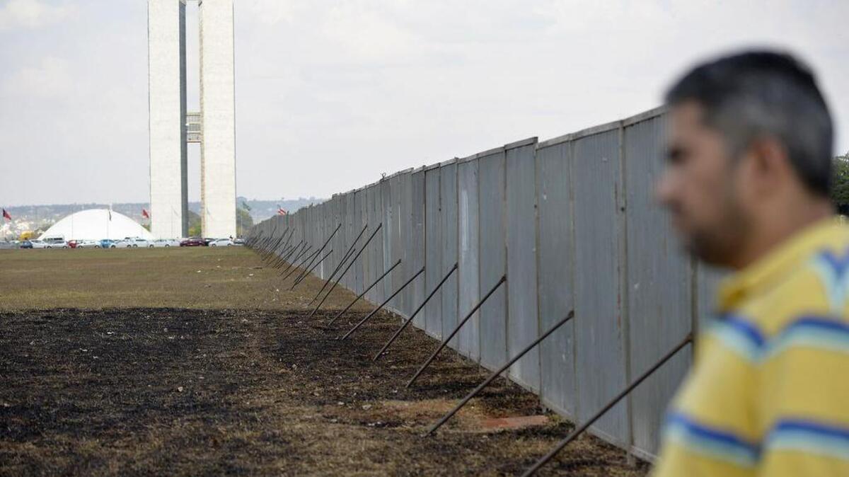 Las autoridades de Brasilia volvieron a instalar el martes 23 de agosto de 2016, una valla de más de un kilómetro frente al Senado, que separará a los manifestantes que puedan concentrarse durante la etapa final del juicio político contra la presidenta Dilma Rousseff, que comenzará este jueves.