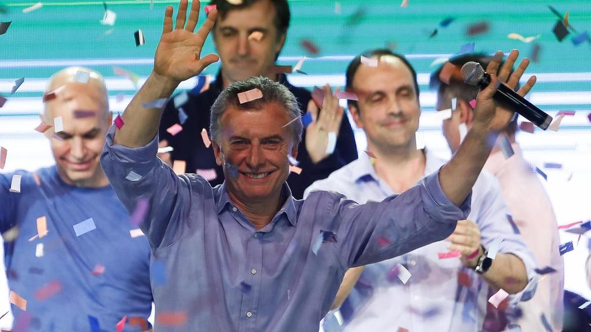 El presidente argentino, Mauricio Macri, saluda el domingo 22 de octubre de 2017, en el búnker del partido Cambiemos, en Buenos Aires.