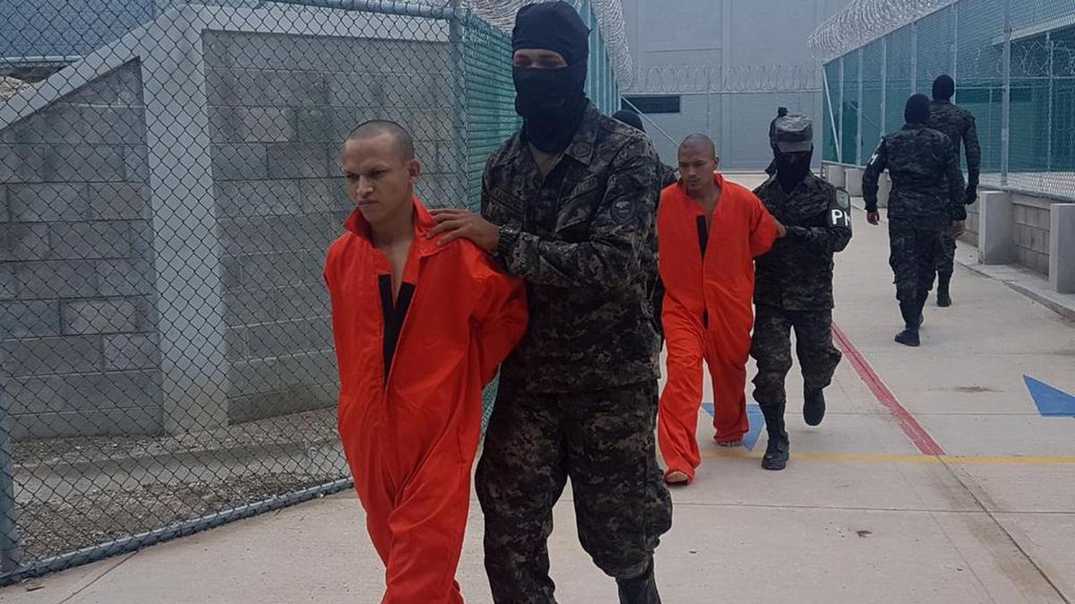 Foto publicada por la Policía Militar de Honduras muestra a policías militares que escoltan a reclusos cuando llegan a la cárcel de seguridad de El Pozo II, en el departamento de El Paraiso, a 70 km al este de Tegucigalpa, el 16 de mayo de 2017.