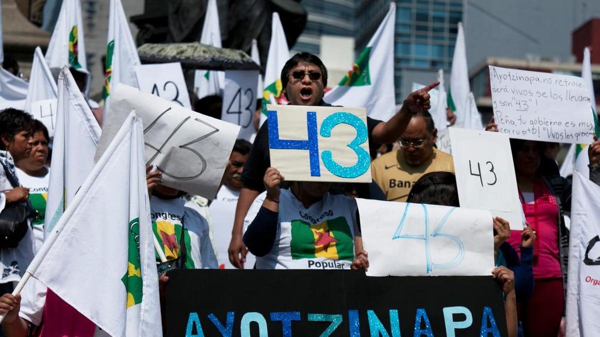 
Personas protestan en julio por la desaparición de los 43 estudiantes de una escuela rural en el estado de Guerrero, México. ocurrida en septiembre del 2014.
