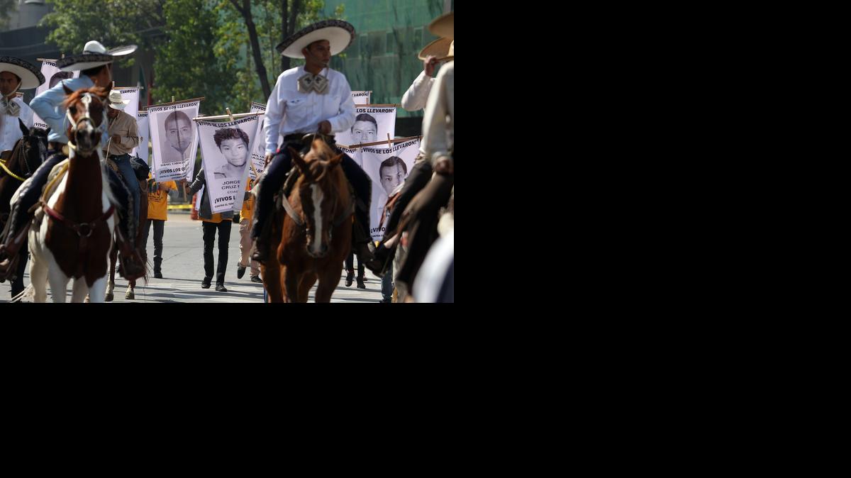 
Participantes con atuendos de revolucionarios y montados en caballos recorren el sábado la céntrica avenida Paseo de la Reforma de Ciudad de México para conmemorar los 100 años de la entrada de Francisco Villa y Emiliano Zapata a la capital mexicana. 
