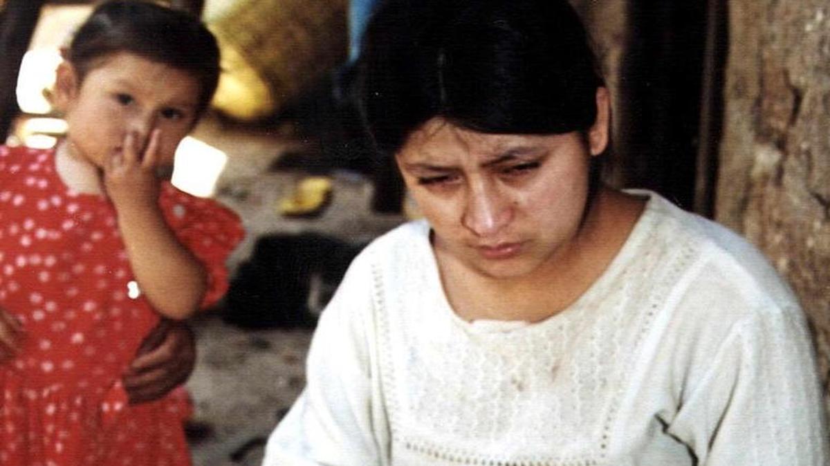 Consuelo Chuquitucto (D) y su hija Tania en su casa en Choropampa, Cajamarca. Consuelo padece de fotofobia como consecuencia de la exposicion a un derrame de mercurio que sufrio en 2000.