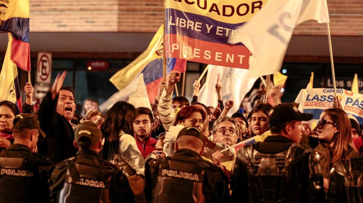 Un grupo de ecuatorianos protesta en las afueras del Consejo Nacional Electoral, el domingo 19 de febrero de 2017, a la espera de los resultados de los comicios generales en Ecuador, en Quito (Ecuador).