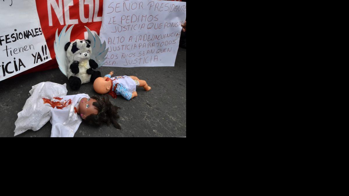
Fotografía de carteles y muñecos de protesta durante una manifestación el lunes en las puertas del Hogar Virgen de Fátima, en La Paz, Bolivia. En este centro de acogida se conoció el pasado viernes la muerte de un niño de ocho meses por supuesta violación, hecho que ha causado la indignación y solicitud de castigo ejemplares por parte de la ciudadanía paceña. 
