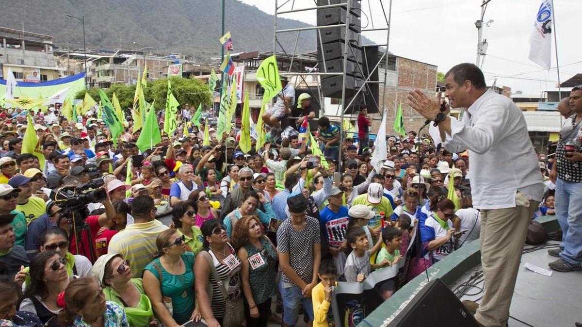 El ex presidente ecuatoriano Rafael Correa en un discurso durante el evento de lanzamiento de la campaña por el "No" para la próxima consulta popular del 4 de febrero en Portoviejo, Ecuador sobre 6 de enero de 2018.