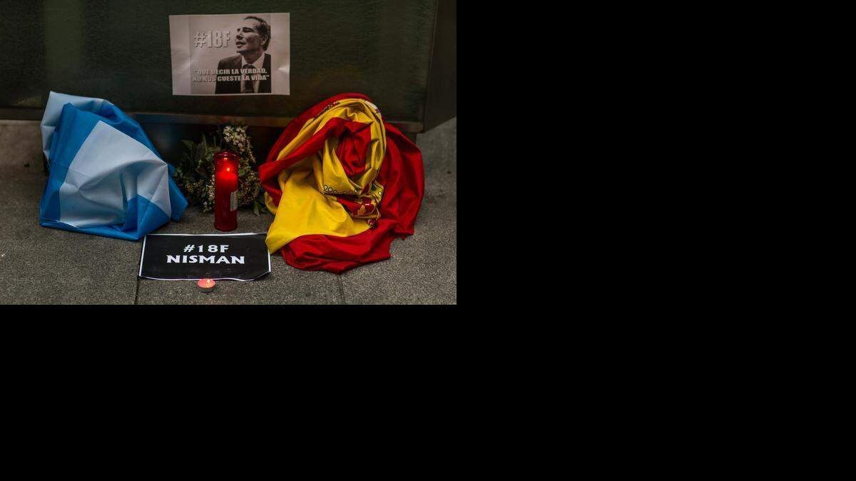 
Un altar en honor al fiscal argentino Alberto Nisman, quien fue hallado muerto en enero en Buenos Aires, se colocó en frente de la sede de la embajada de Argentina en Madrid, España, en febrero pasado.
 