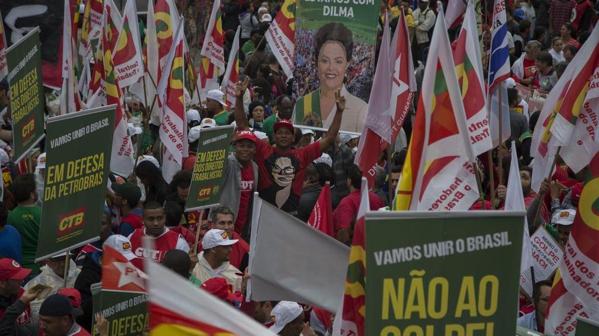 
Integrantes de los sindicatos, movimientos sociales y algunos partidos políticos de izquierda participan, este jueves 20 de agosto, en una marcha en defensa del gobierno de Dilma Rousseff en Sao Paulo.
