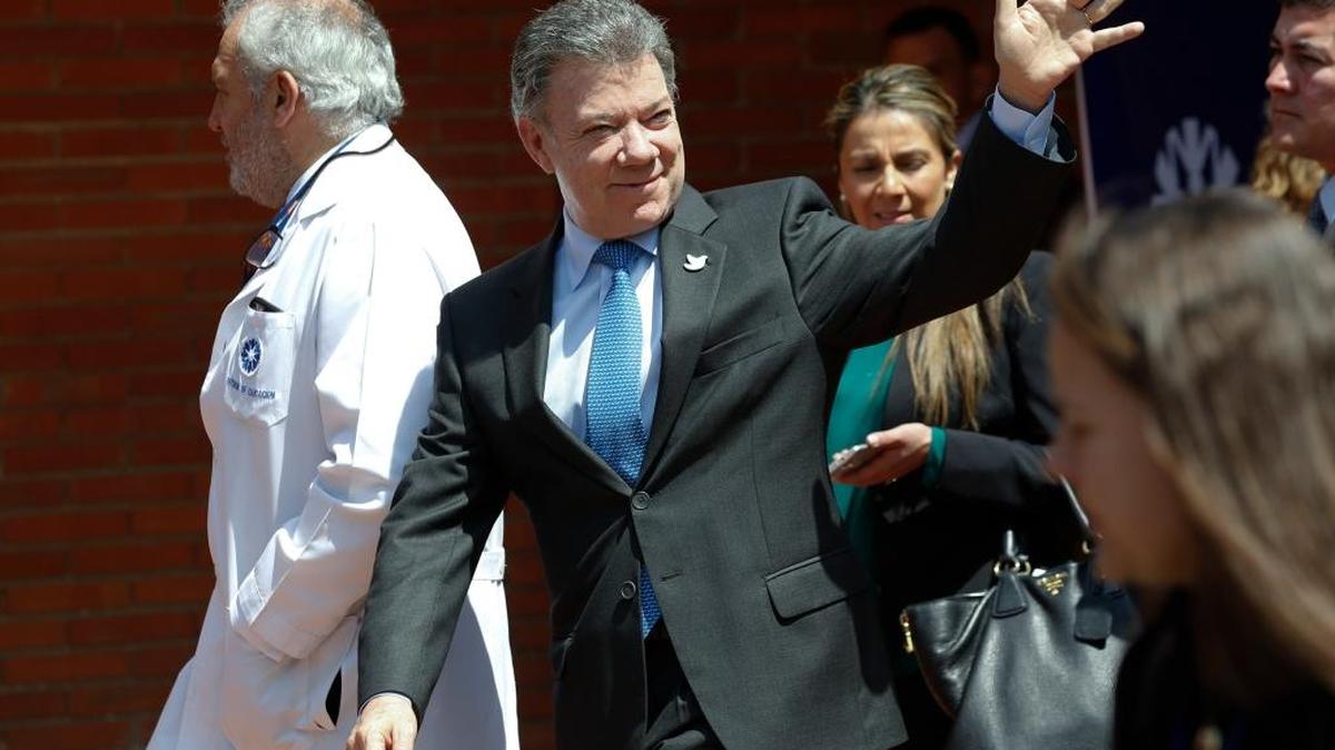 Este jueves poco antes de mediodía, en un pequeño pero legendario teatro de Bogotá, el presidente Juan Manuel Santos y el líder de las FARC, Rodrigo Londoño (“Timochenko”).