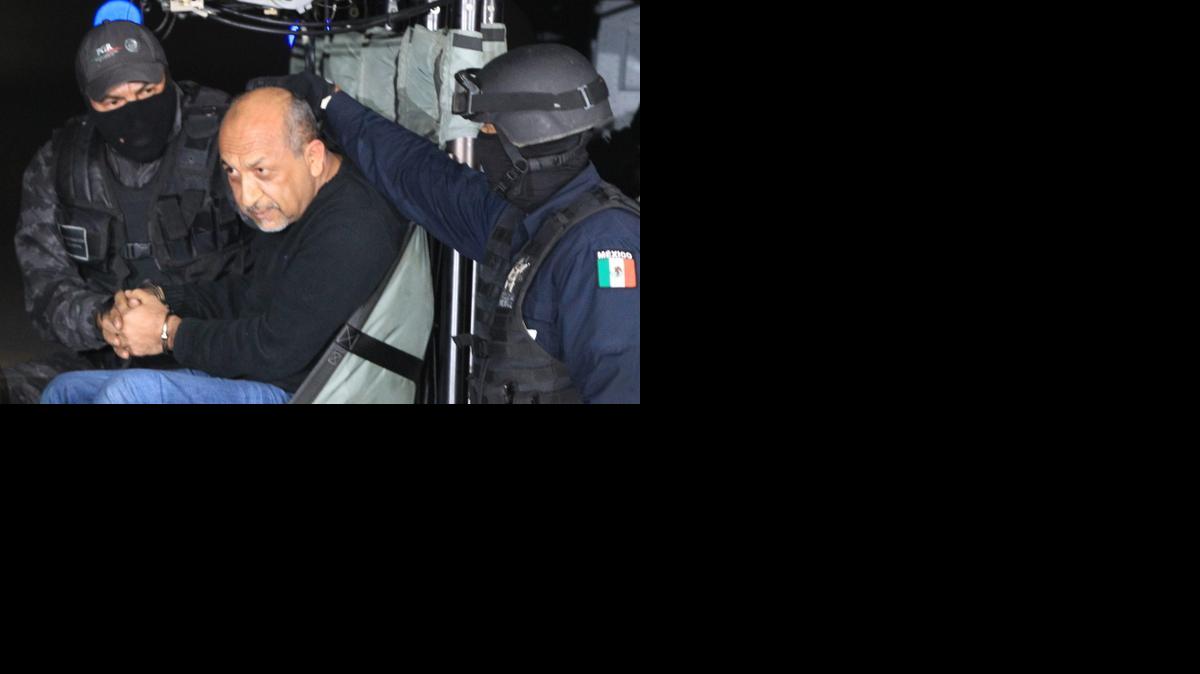 
El líder del cártel de Los Caballeros Templarios Servando Gómez Martínez alias “La Tuta” es escoltado el viernes 27 de febrero de 2015, en el hangar de la Procuraduría General de la República (PGR, fiscalía) en Ciudad de México.
