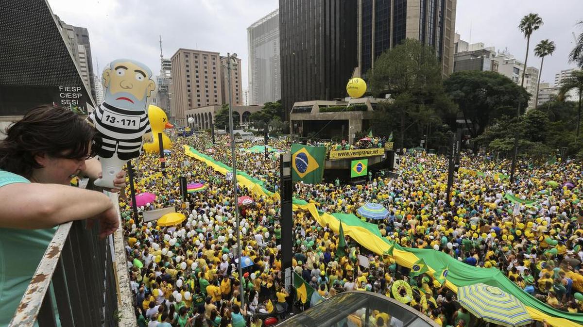 Manifestantes se reúnen en la avenida Paulista el domingo 13 de marzo de 2016, en Sao Paulo (Brasil), para pedir la destitución de la presidenta brasileña Dilma Rousseff en Sao Paulo (Brasil).